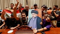 Euforia para demonstran saat menguasai gedung parlemen. (REUTERS/Ahmed Saad)