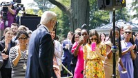 Biden menyapa staf dan jurnalis di Gedung Putih setelah sembuh. Ia kembali beraktivitas pascakarantina 5 hari akibat COVID-19. Dalam 24 jam, ia mendapatkan 2 hasil negatif dalam tes COVID-19.