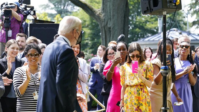 Potret Joe Biden Muncul ke Publik, Akhiri Isolasi COVID-19 President Joe Biden waves as he leaves after speaking in the Rose Garden of the White House in Washington, Wednesday, July 27, 2022. Biden ended his COVID-19 isolation after testing negative for the virus on Tuesday night and again on Wednesday. (AP Photo/Susan Walsh)