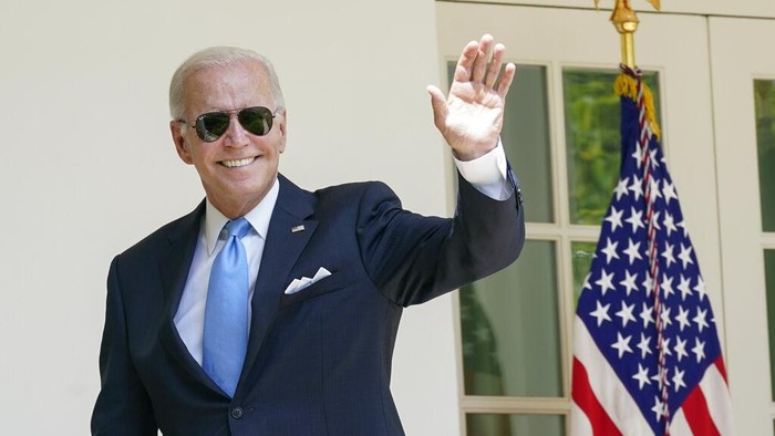 Potret Joe Biden Muncul ke Publik, Akhiri Isolasi COVID-19 President Joe Biden waves as he leaves after speaking in the Rose Garden of the White House in Washington, Wednesday, July 27, 2022. Biden ended his COVID-19 isolation after testing negative for the virus on Tuesday night and again on Wednesday. (AP Photo/Susan Walsh)