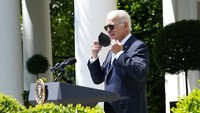 Biden melepas masker sebelum bicara di depan awak media yang menunggunya. 