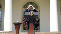 Biden memberi pernyataan usai dinyatakan negatif Covid-19. Ia juga menggunakan terapi Paxlovid untuk mempercepat pemulihan. Meski karantinanya berakhir, Biden tetap akan melanjutkan kehati-hatian untuk melindungi semua staf Gedung Putih, agen rahasia, dan petugas lain yang membutuhkan kedekatan dengannya. (AP/Andrew Harnik)