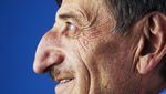 Potret Pria Pemegang Rekor Hidung Terpanjang di Dunia