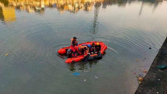 Pria Tenggelam Di Banjir Kanal Barat Gambir Ditemukan (dok. Tim SAR)