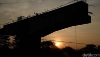 Pilar beton penyangga sudah terlihat siap dipasang ke proses berikutnya. Seksi I Cimanggis–Jatikarya telah beroperasi penuh sejak November 2020, sedangkan Seksi II Jatikarya–Cibitung masih dalam tahap konstruksi.