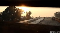 Matahari pagi terlihat di atas proyek tol Cimanggis-Cibitung. Tol ini dibangun melintas 4 kabupaten/kota sekaligus.