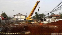 Para pekerja tengah menyelesaikan proyek tol Cimanggis-Cibitung seksi 2 di kawasan Cibubur, Jakarta, Kamis (28/7/2022).