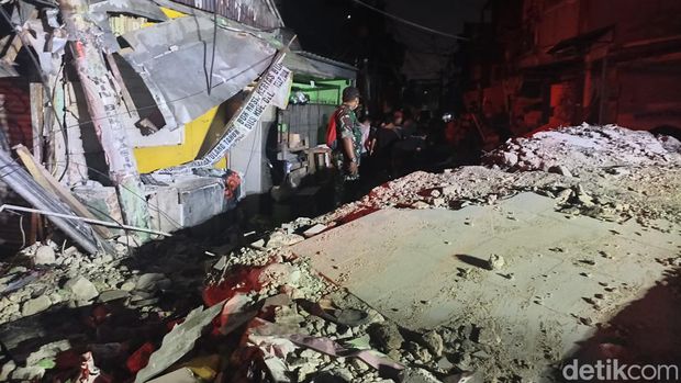 Proses evakuasi bangunan roboh di Jalan Rawa Sawah 2, Galur, Johar Baru, Jakarta Pusat (Jakpus) telah selesai. Penyebab robohnya rumah tersebut didalami polisi. (Wildan Noviansah/detikcom)