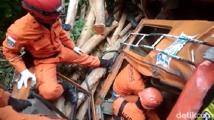 Proses evakuasi sopir truk kayu yang terjepit usai masuk jurang.