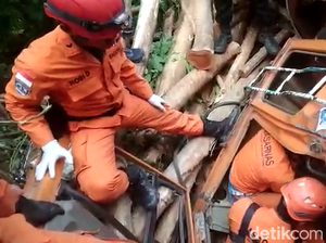 Truk Muatan Kayu Masuk Jurang di Simalungun, Sopir Tewas Terjepit