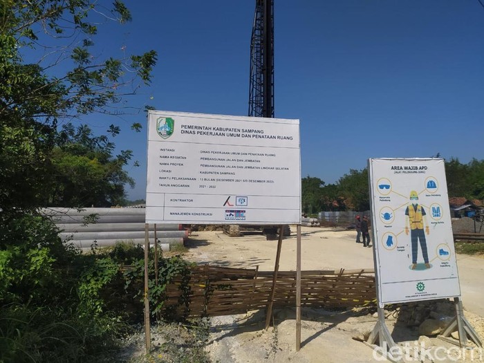 Proyek Jalan dan Jembatan Lingkar Selatan Sampang yang diduga melakukan penyambungan listrik secara ilegal.