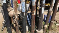 Satu titik terdapat sedikitnya 8 tiang utilitas. Tiang itu menjadi penopang sejumlah kabel untuk berbagai keperluan.