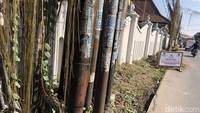 Banyaknya titik tiang kabel utilitas ini memanjang hingga lebih dari 1 km. Proyek pembuatan parit ini diharapkan warga menjadi salah satu solusi mengatasi genangan saat hujan di kawasan tersebut.