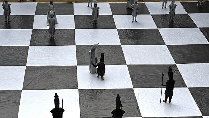 Ramaikan Olimpiade Catur, Anak-anak India Cosplay Jadi Bidak Hitam-putih Children dressed as chess pieces perform during an event organised ahead of the 44th Chess Olympiad 2022, in Chennai on July 26, 2022. (Photo by Arun SANKAR / AFP) (Photo by ARUN SANKAR/AFP via Getty Images)