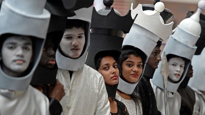 Ramaikan Olimpiade Catur, Anak-anak India Cosplay Jadi Bidak Hitam-putih Children dressed as chess pieces perform during an event organised ahead of the 44th Chess Olympiad 2022, in Chennai on July 26, 2022. (Photo by Arun SANKAR / AFP) (Photo by ARUN SANKAR/AFP via Getty Images)