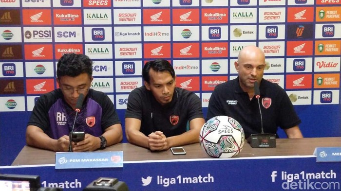 Gelandang PSM Rasyid Bakri dan Pelatih PSM Bernardo Tavares