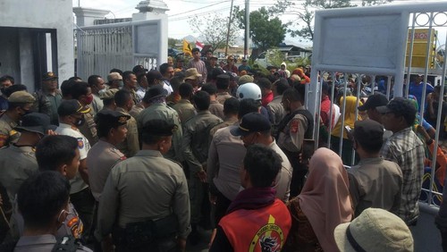 Ratusan massa aksi dari pencinta pacuan kuda Bima saat melakukan aksi unjuk rasa di depan kantor Bupati Bima, Kamis (28/7/2022).