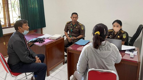 Rekan Bisnis Tersangka NAW Yang Berinisial IAW Saat Diperiksa Oleh Penyidik Kejari Buleleng, Kamis (28/7/2022).