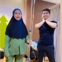 Ria Ricis baru saja melahirkan seorang bayi perempuan yang sering disebut dengan panggilan baby R. Baby R sendiri merupakan anak pertama dari Ria Ricis dan Teuku Ryan yang menikah pada 12 November 2021. Foto: Instagram/@riricilll