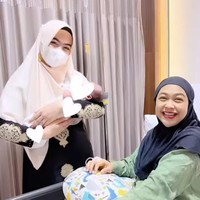 Beberapa anggota keluarga Ria Ricis sendiri terlihat sudah hadir menjenguk Ricis dan buah hatinya. Mereka kemudian tampak berfoto bersama. Foto: Instagram/@dr.shindyputri_