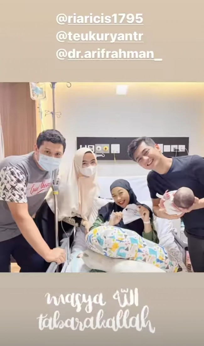Persalinan Ria Ricis sendiri lebih cepat dari jadwal yang seharusnya karena alasan tertentu. Karena hal itu, sang kakak, Oki Setiana Dewi dan ibunya tak bisa turut mendampingi karena masih berada di Mesir. Foto: Instagram/@dr.shindyputri_