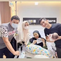Persalinan Ria Ricis sendiri lebih cepat dari jadwal yang seharusnya karena alasan tertentu. Karena hal itu, sang kakak, Oki Setiana Dewi dan ibunya tak bisa turut mendampingi karena masih berada di Mesir. Foto: Instagram/@dr.shindyputri_