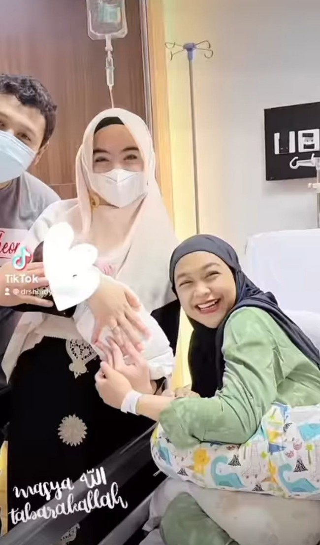 Tak hanya sudah kembali aktif, Ricis pun tidak terlihat merasakan sakit usai persalinan caesarnya itu. Ekspresi bagia pun terlihat jelas di wajah istri Teuku Ryan tersebut. Foto: Instagram/@dr.shindyputri_