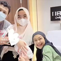 Tak hanya sudah kembali aktif, Ricis pun tidak terlihat merasakan sakit usai persalinan caesarnya itu. Ekspresi bagia pun terlihat jelas di wajah istri Teuku Ryan tersebut. Foto: Instagram/@dr.shindyputri_