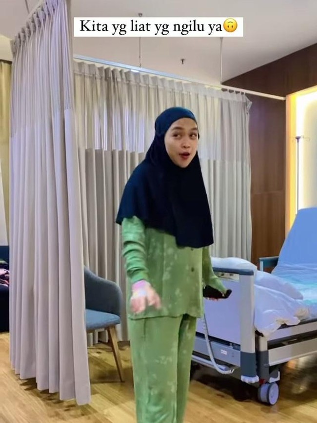 Salah satu rekan Ria Ricis, Ria Yunita tampak membagikan kelincahan Ricis usai melahirkan ke akun Instagram Storynya. Dalam unggahan tersebut Ricis tampak begitu lincah, tak seperti wanita yang beru melahirkan pada umumnya. Foto: Instagram/@nidyadonat