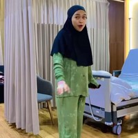 Salah satu rekan Ria Ricis, Ria Yunita tampak membagikan kelincahan Ricis usai melahirkan ke akun Instagram Storynya. Dalam unggahan tersebut Ricis tampak begitu lincah, tak seperti wanita yang beru melahirkan pada umumnya. Foto: Instagram/@nidyadonat