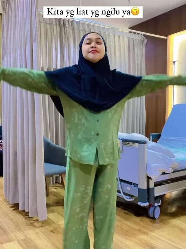 Ria Ricis sendiri diketahui menjalani persalinan dengan metode caesar. Walaupun demikian tampaknya tak butuh waktu lama bagi Ricis untuk pulih dan kembali menunjukkan gaya-gaya ekstremnya, seperti ketika dirinya sedang hamil. Foto: Instagram/@nidyadonat