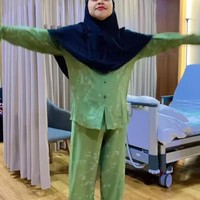 Ria Ricis sendiri diketahui menjalani persalinan dengan metode caesar. Walaupun demikian tampaknya tak butuh waktu lama bagi Ricis untuk pulih dan kembali menunjukkan gaya-gaya ekstremnya, seperti ketika dirinya sedang hamil. Foto: Instagram/@nidyadonat