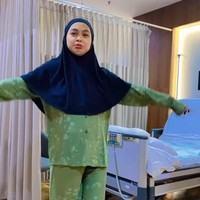 Ria Ricis memang dikenal sebagai salah satu YouTuber yang lincah. Saat hamil bahkan setelah melahirkan Ricis masih tetap aktif sampai membuat yang melihat menjadi ngilu. Foto: Instagram/@nidyadonat
