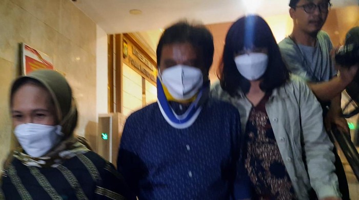 Roy Suryo (tengah) usai diperiksa di Polda Metro Jaya. Roy Suryo selesai menjalani pemeriksaan sebagai tersangka kasus meme stupa di Polda Metro Jaya, Kamis (28/7/2022).