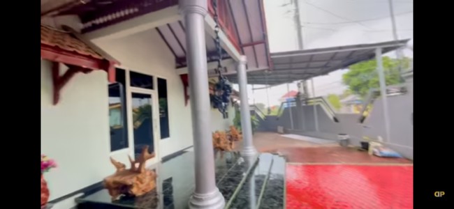 Pedangdut Dewi Perssik lahir dan dan besar di Jember, Jawa Timur. Tumbuh di tengah keluarga yang cukup besar, ia tinggal di sebuah rumah yang luas. (Foto: YouTube/Dewi Perssik)