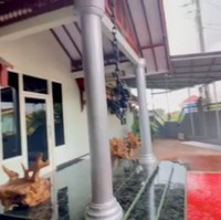 Pedangdut Dewi Perssik lahir dan dan besar di Jember, Jawa Timur. Tumbuh di tengah keluarga yang cukup besar, ia tinggal di sebuah rumah yang luas. (Foto: YouTube/Dewi Perssik)