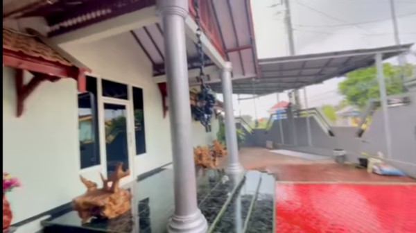 9 Foto Rumah Dewi Perssik di Jember, Ada Musala Luas dan Kolam Renang Mini