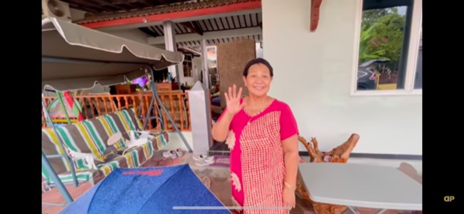 Dewi Perssik sempat memperlihatkan rumah masa kecilnya dalam sebuah vlog di YouTube beberapa waktu lalu. Ibunya masih tinggal di rumah tersebut. Tampak bagian depan dimaksimalkan sebagai tempat berkumpul. (Foto: YouTube/Dewi Perssik)