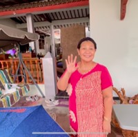 Dewi Perssik sempat memperlihatkan rumah masa kecilnya dalam sebuah vlog di YouTube beberapa waktu lalu. Ibunya masih tinggal di rumah tersebut. Tampak bagian depan dimaksimalkan sebagai tempat berkumpul. (Foto: YouTube/Dewi Perssik)