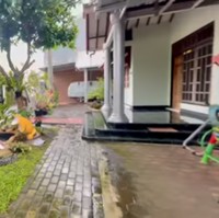 Taman di depan rumah menghadirkan kesan asri. Keluarga Dewi Perssik juga memfungsikan area depan sebagai garasi. (Foto: YouTube/Dewi Perssik)