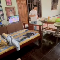 Banyak bale untuk bersantai di teras rumah. Salah satunya bahkan dilengkapi TV. (Foto: YouTube/Dewi Perssik)