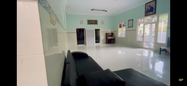 Rumah keluarga Dewi Perssik juga memiliki ruangan khusus yang didedikasikan sebagai musala. Salah satu sisi dinding dihiasi deretan foto-foto presiden RI, dari Ir. Soekarno hingga Joko Widodo. (Foto: YouTube/Dewi Perssik)