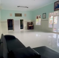 Rumah keluarga Dewi Perssik juga memiliki ruangan khusus yang didedikasikan sebagai musala. Salah satu sisi dinding dihiasi deretan foto-foto presiden RI, dari Ir. Soekarno hingga Joko Widodo. (Foto: YouTube/Dewi Perssik)