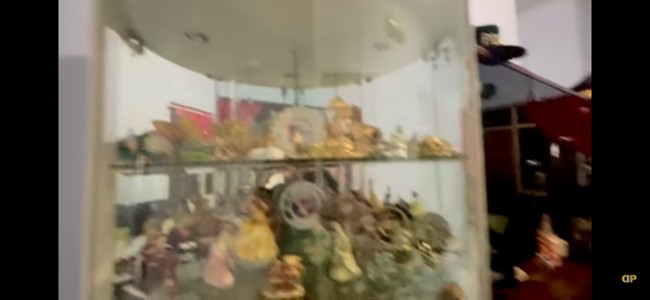 Masuk ke ruang tamu, terdapat lemari khusus untuk menyimpan suvenir hasil buruang sang ibu saat pelesiran ke luar negeri. (Foto: YouTube/Dewi Perssik)