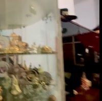 Masuk ke ruang tamu, terdapat lemari khusus untuk menyimpan suvenir hasil buruang sang ibu saat pelesiran ke luar negeri. (Foto: YouTube/Dewi Perssik)