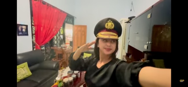 Topi polisi milik mendiang ayah Dewi Perssik juga masih disimpan. Rasa bangga terpancar dari ekspresi wajah mantan istri Saiful Jamil ini saat memakainya. (Foto: YouTube/Dewi Perssik)