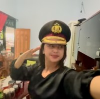 Topi polisi milik mendiang ayah Dewi Perssik juga masih disimpan. Rasa bangga terpancar dari ekspresi wajah mantan istri Saiful Jamil ini saat memakainya. (Foto: YouTube/Dewi Perssik)