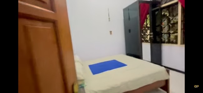 Ini kamar Dewi Perssik semasa kecil. Baju-baju lamanya masih tersimpan rapi. (Foto: YouTube/Dewi Perssik)