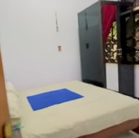 Ini kamar Dewi Perssik semasa kecil. Baju-baju lamanya masih tersimpan rapi. (Foto: YouTube/Dewi Perssik)