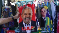 Seorang calon pembeli melihat dan memegang handuk kecil bergambar Lula. Persilangan ideologi kedua kandidat mencerminkan perpecahan yang melanda Brasil.
